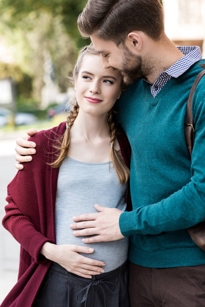 άνδρας αγκαλιάζει έγκυος γυναίκα - Φωτογραφία, εικόνα