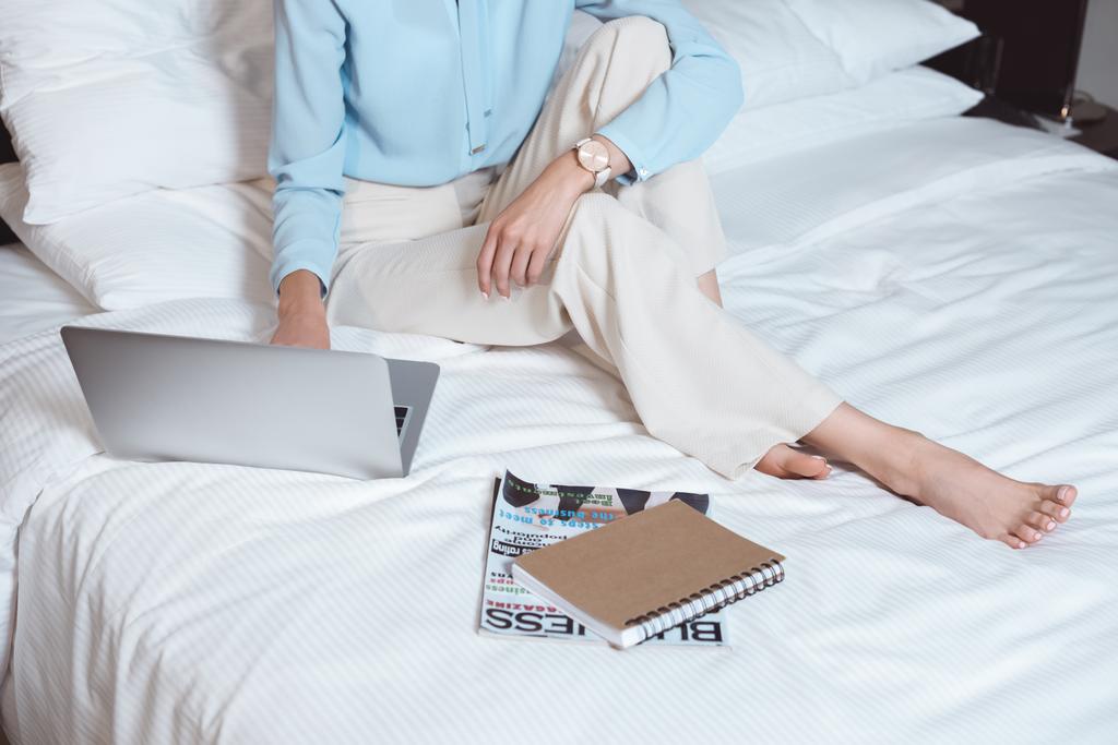Empresaria usando laptop en habitación de hotel
 - Foto, imagen