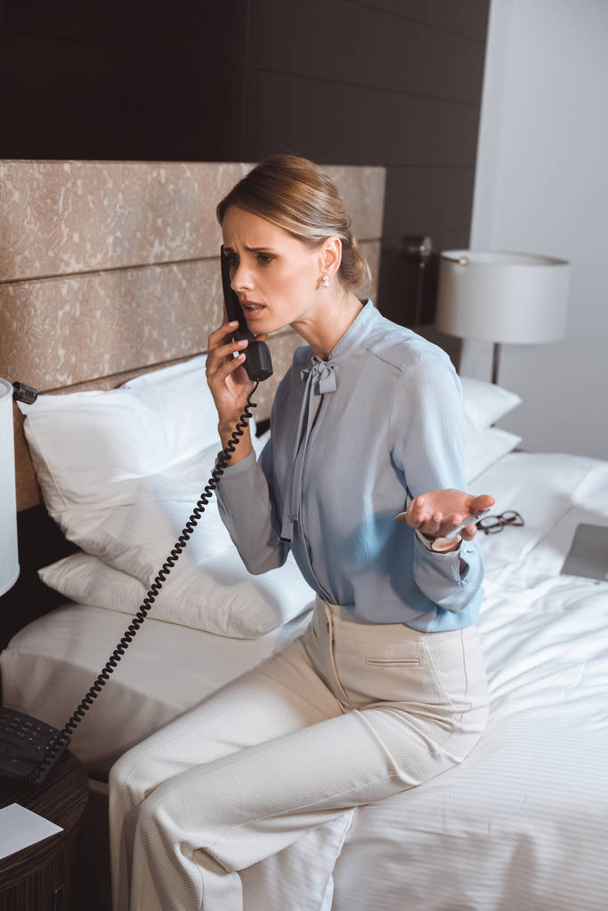 Otelde telefonla konuşurken işkadını - Fotoğraf, Görsel