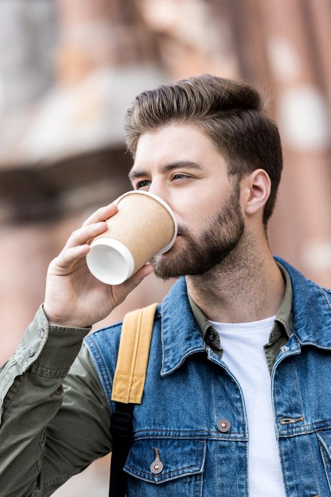 man koffie drinken op straat - Foto, afbeelding