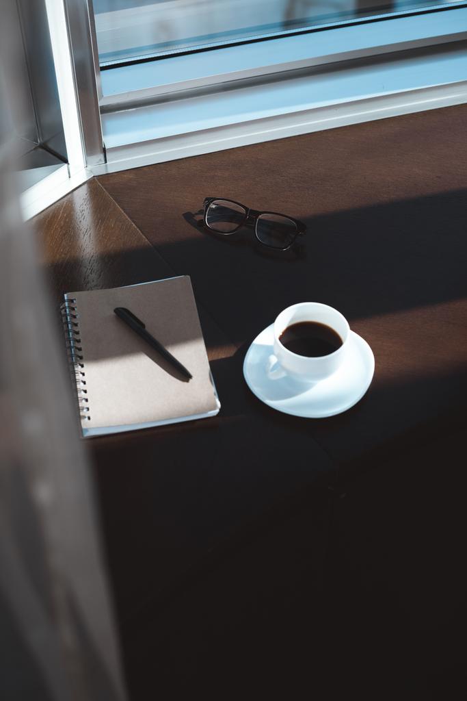 šálek kávy a notebook - Fotografie, Obrázek