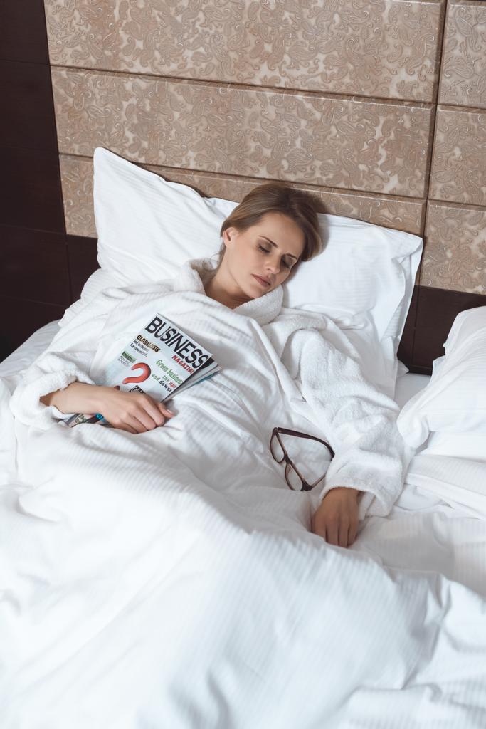 женщина с журналом спит в постели
  - Фото, изображение