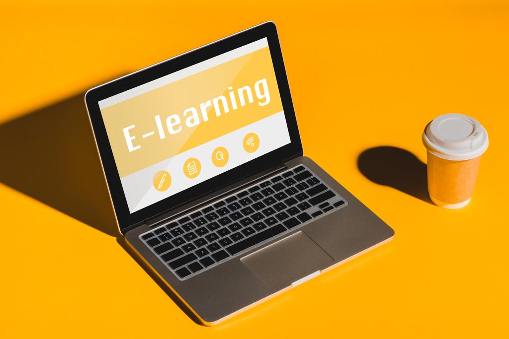laptop met e-learning inscriptie - Foto, afbeelding