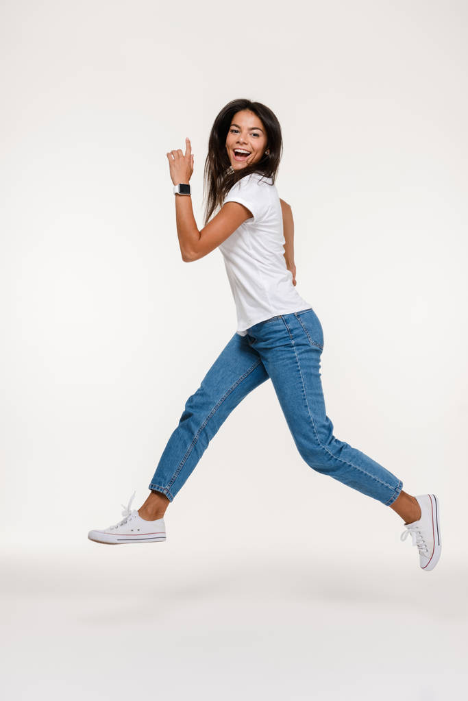 Retrato completo de una mujer muy feliz saltando
 - Foto, Imagen