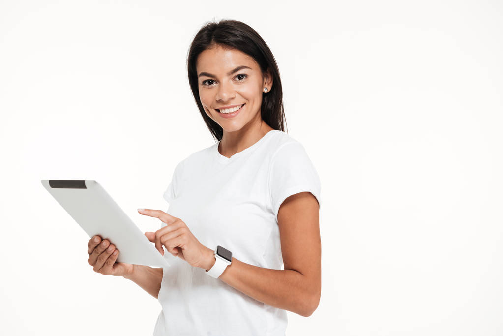 Портрет привлекательной молодой женщины с планшетным компьютером
 - Фото, изображение