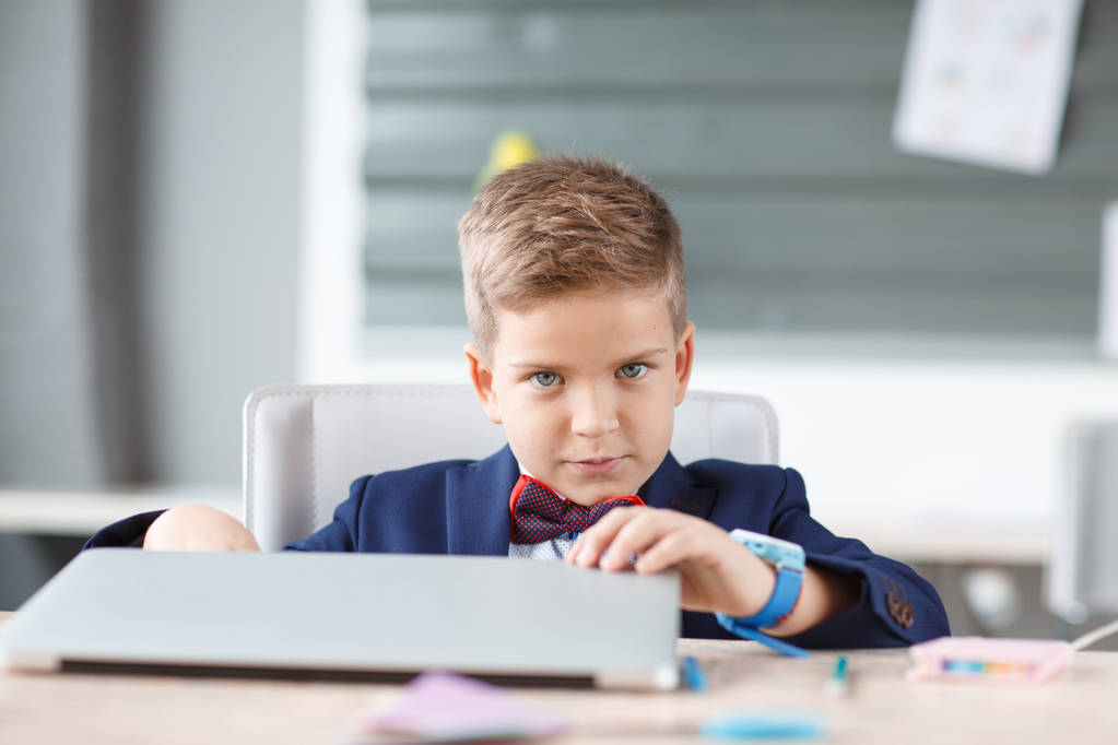 Маленький бизнесмен открывает ноутбук вместо себя
 - Фото, изображение