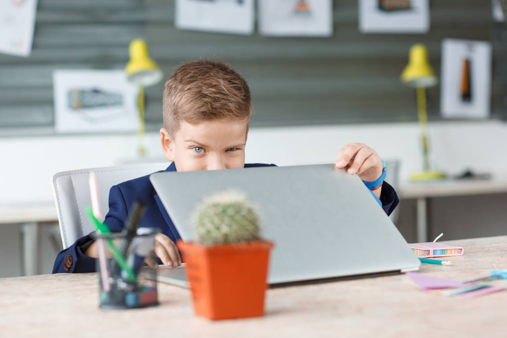 Маленький бизнесмен открывает ноутбук вместо себя
 - Фото, изображение
