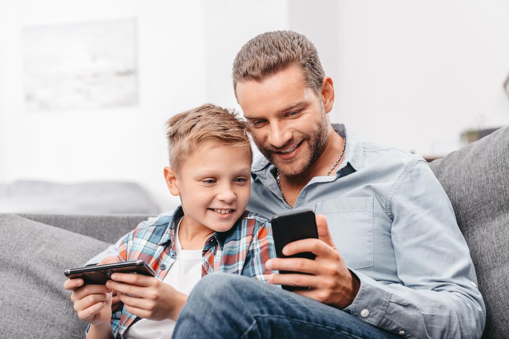 Padre e hijo con smartphone
 - Foto, Imagen