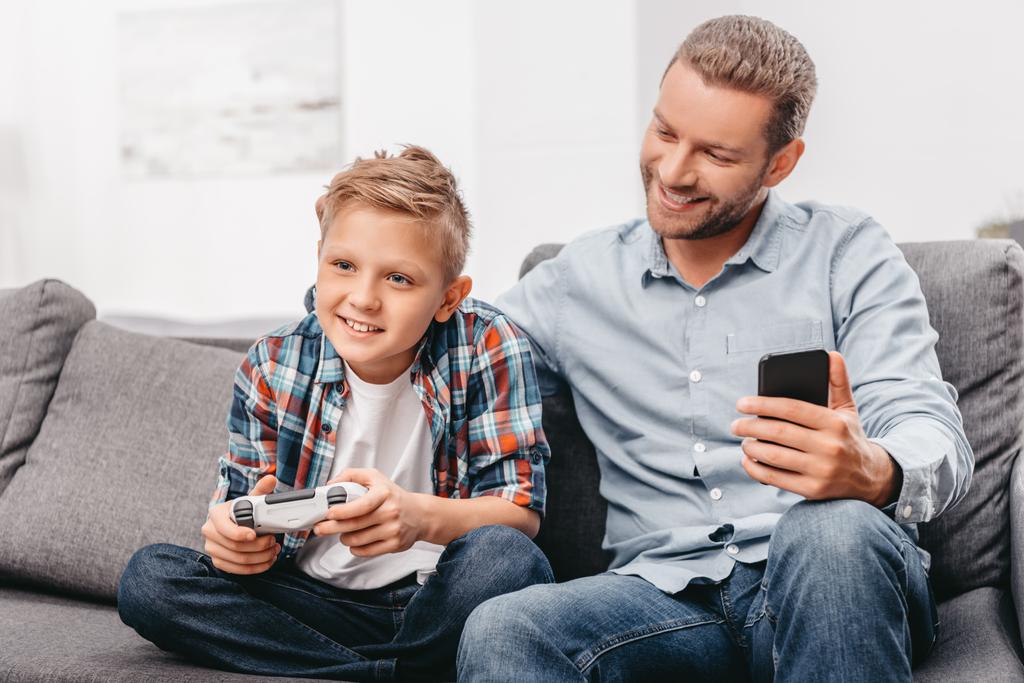 Garçon jouer à des jeux vidéo avec papa
 - Photo, image