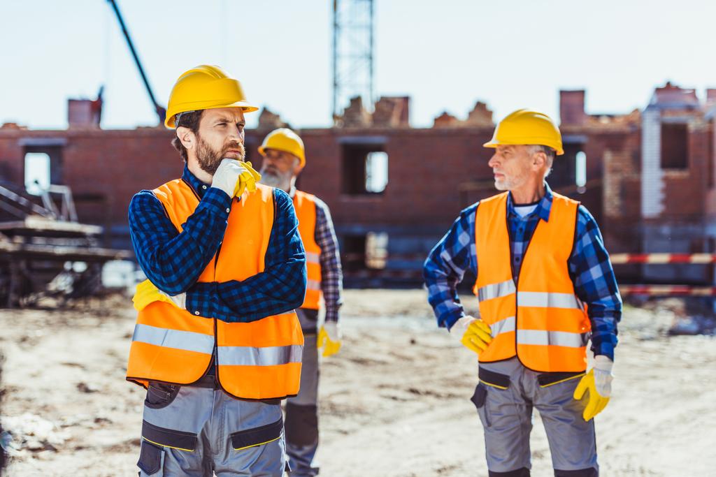 Trabajadores de la construcción en obra
 - Foto, Imagen