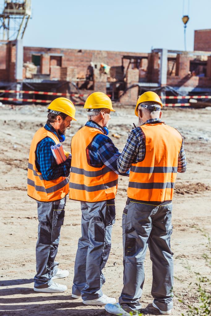 Tři dělníci na staveništi - Fotografie, Obrázek