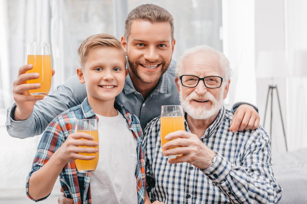Sorrindo família segurando copos de suco
 - Foto, Imagem