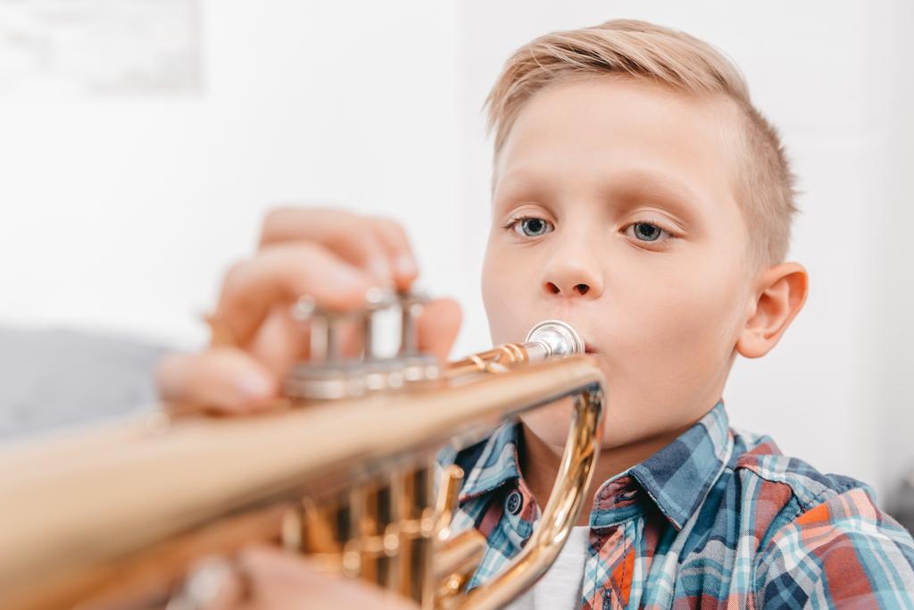 ragazzo che pratica tromba
 - Foto, immagini