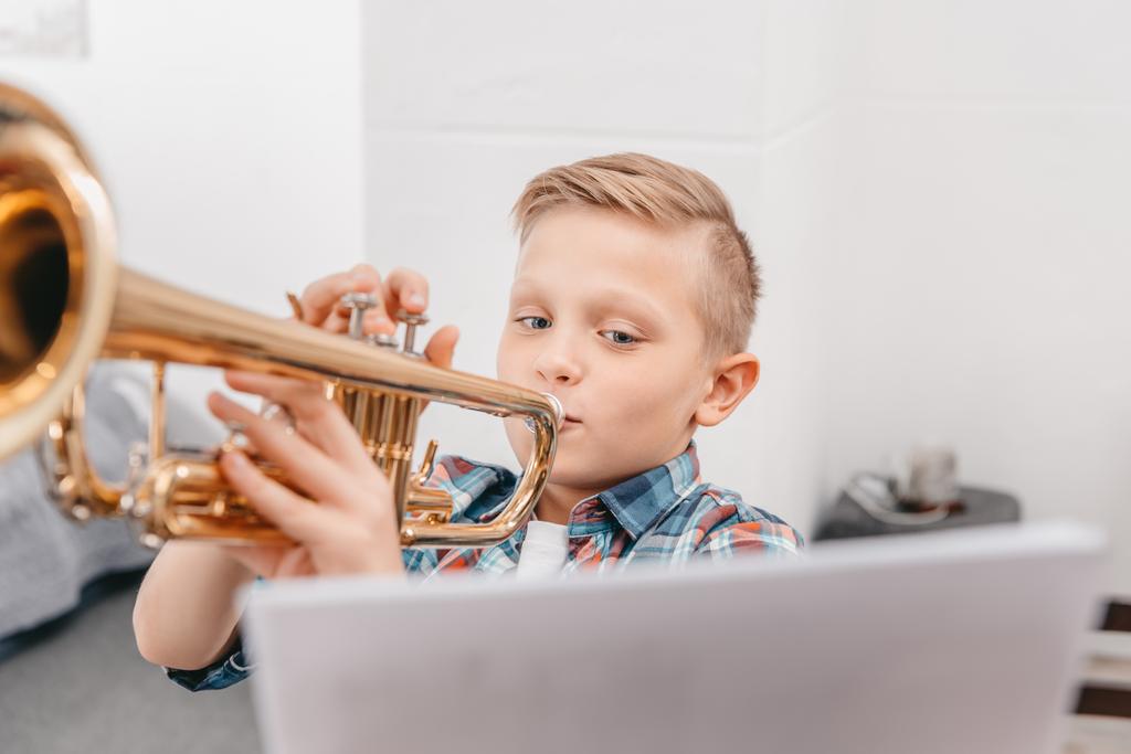 Çocuk pratik trompet - Fotoğraf, Görsel