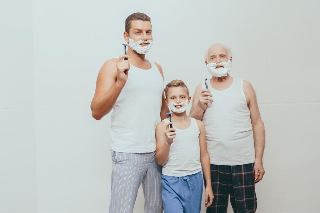 Ojciec, syn i dziadek pozowanie z maszynki do golenia - Zdjęcie, obraz