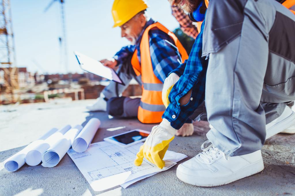 Stavební dělníci zkoumání stavební plány - Fotografie, Obrázek