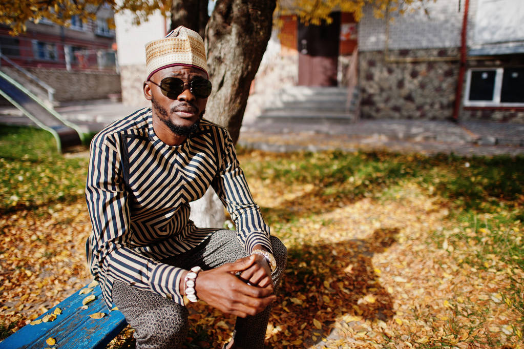 Şapka ve sungla şık siyah Afrika kökenli Amerikalı adam portresi - Fotoğraf, Görsel
