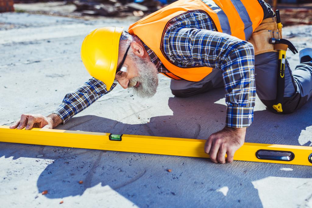 stavební dělník používající úroveň lihu - Fotografie, Obrázek
