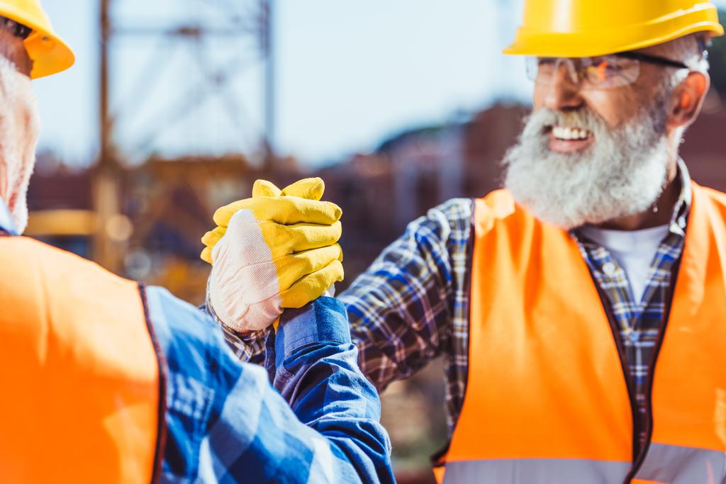 Bauarbeiter schütteln Hände - Foto, Bild
