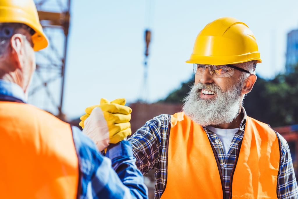 stavební dělníci potřesení rukou - Fotografie, Obrázek