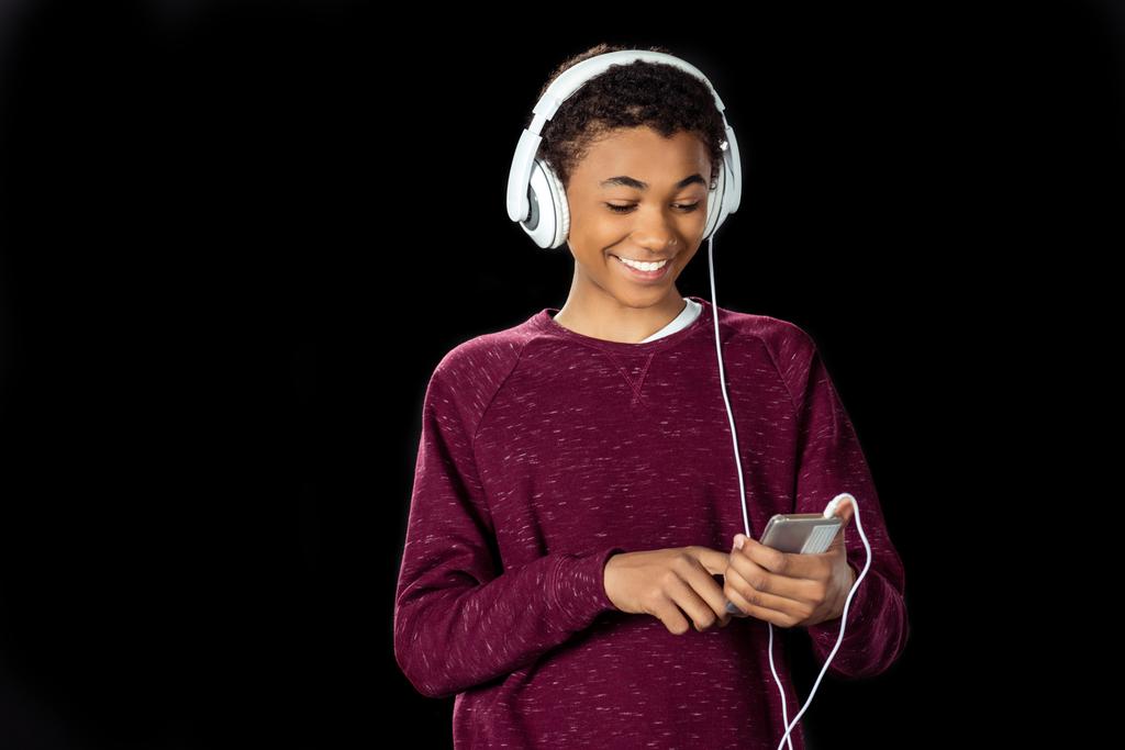 Junge hört Musik mit Kopfhörern - Foto, Bild