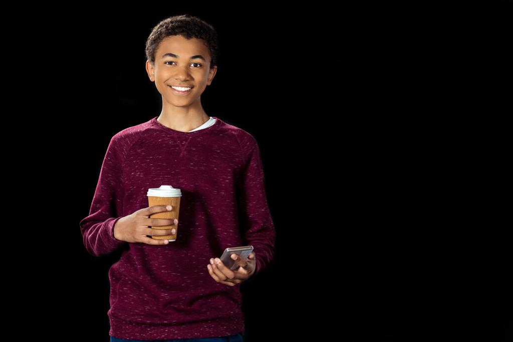 αγόρι με smartphone και καφέ για να πάει - Φωτογραφία, εικόνα