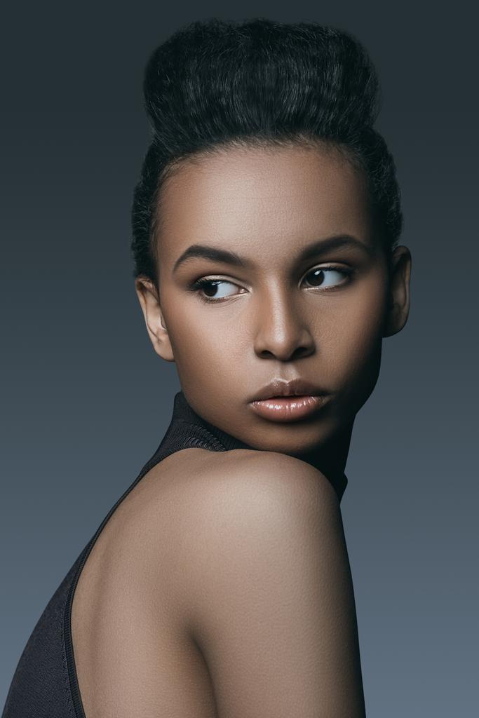 Foto e imagen de stock sin royalties de Hermosa Elegante Modelo  Afroamericano Posando Para Brote