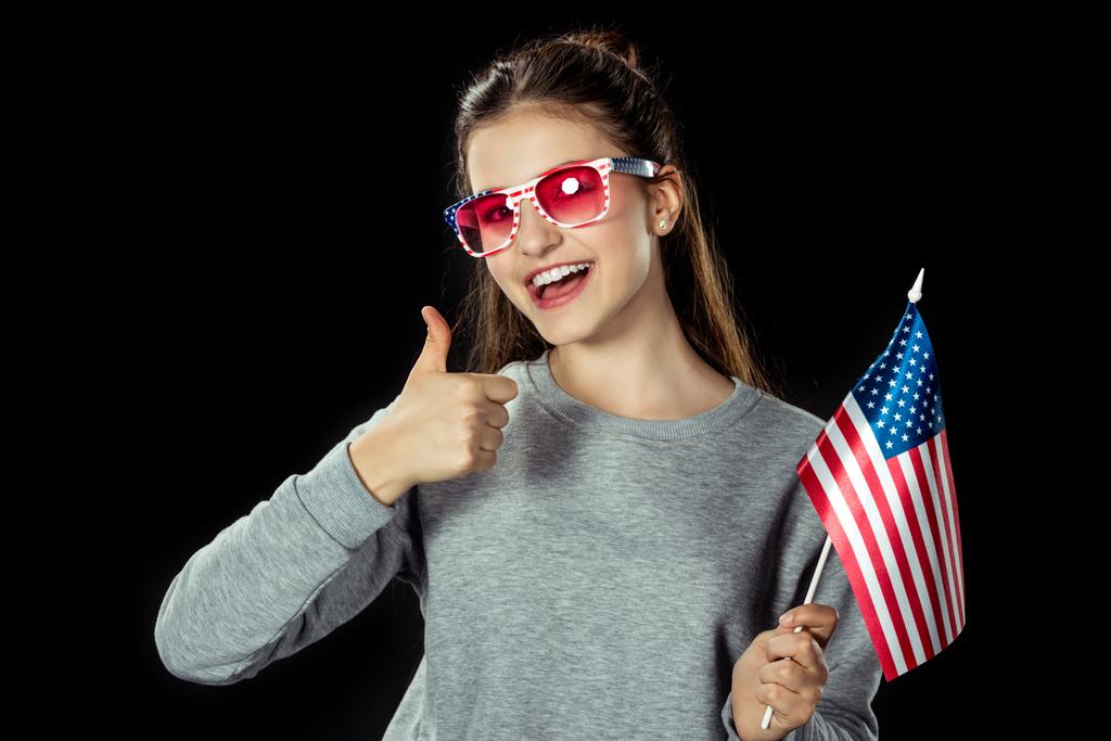 başparmak gösterilmesini ABD bayrağı ile kız - Fotoğraf, Görsel