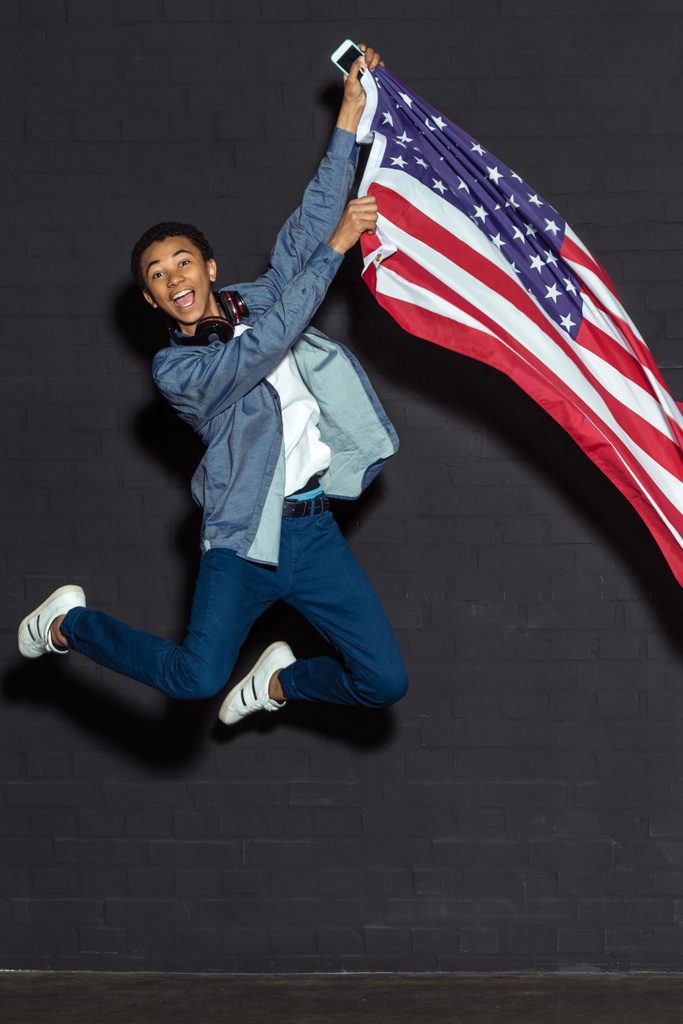 Teenager mit US-Fahne - Foto, Bild