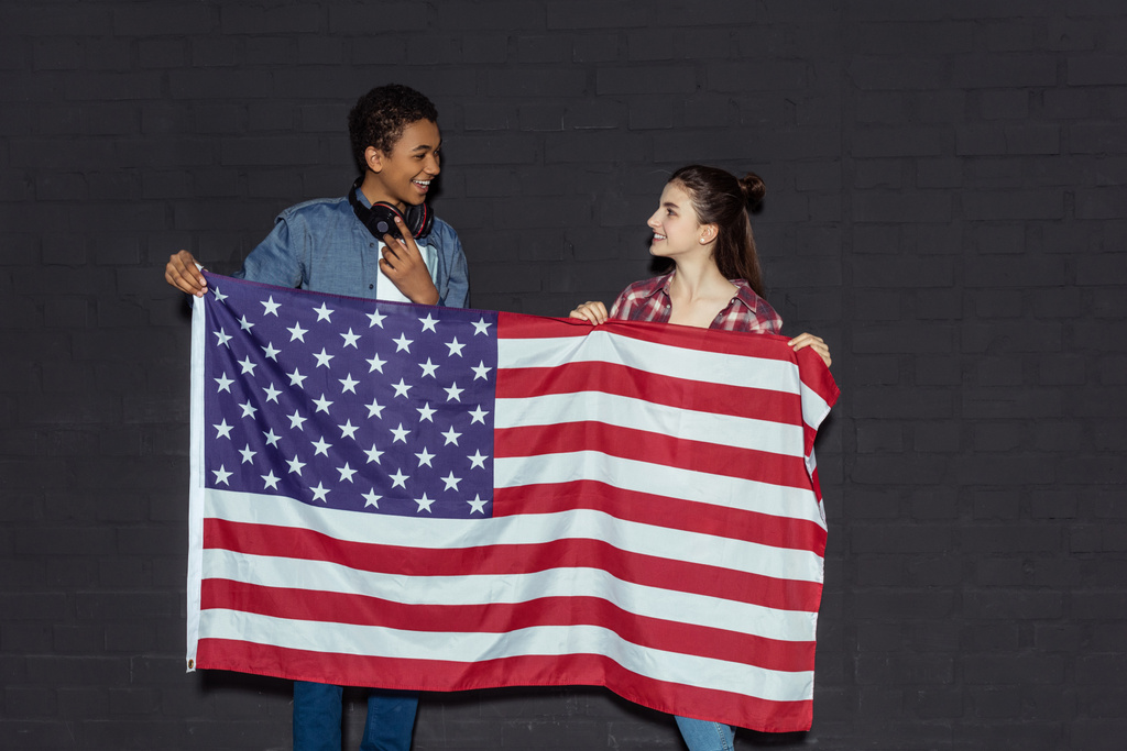 teen coppia con bandiera USA
 - Foto, immagini