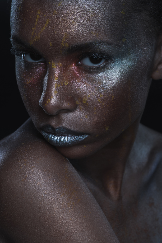κορίτσι με silver makeup για πυροβολούν μόδας - Φωτογραφία, εικόνα