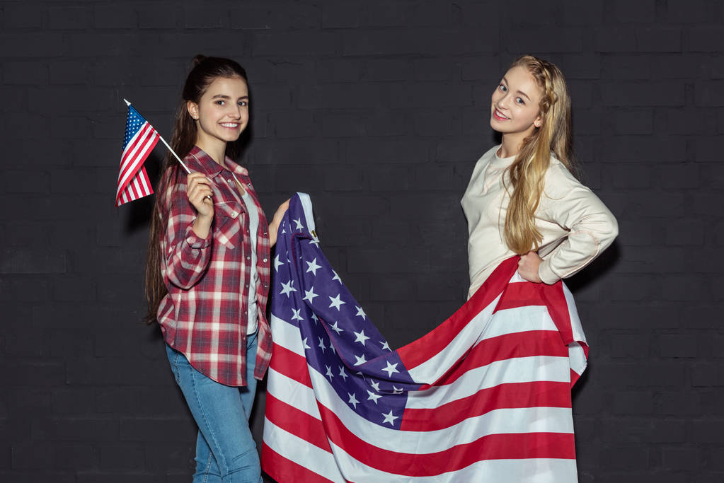 meninas adolescentes com bandeiras dos EUA
 - Foto, Imagem