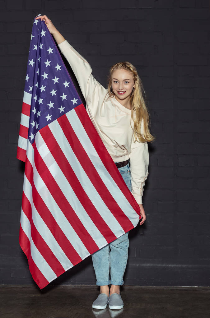 adolescente chica con usa bandera
 - Foto, imagen