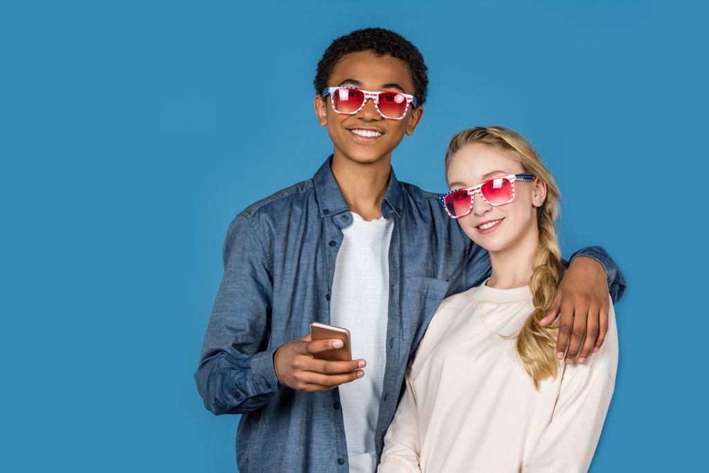 Teenager in pinkfarbener Brille mit Smartphone - Foto, Bild