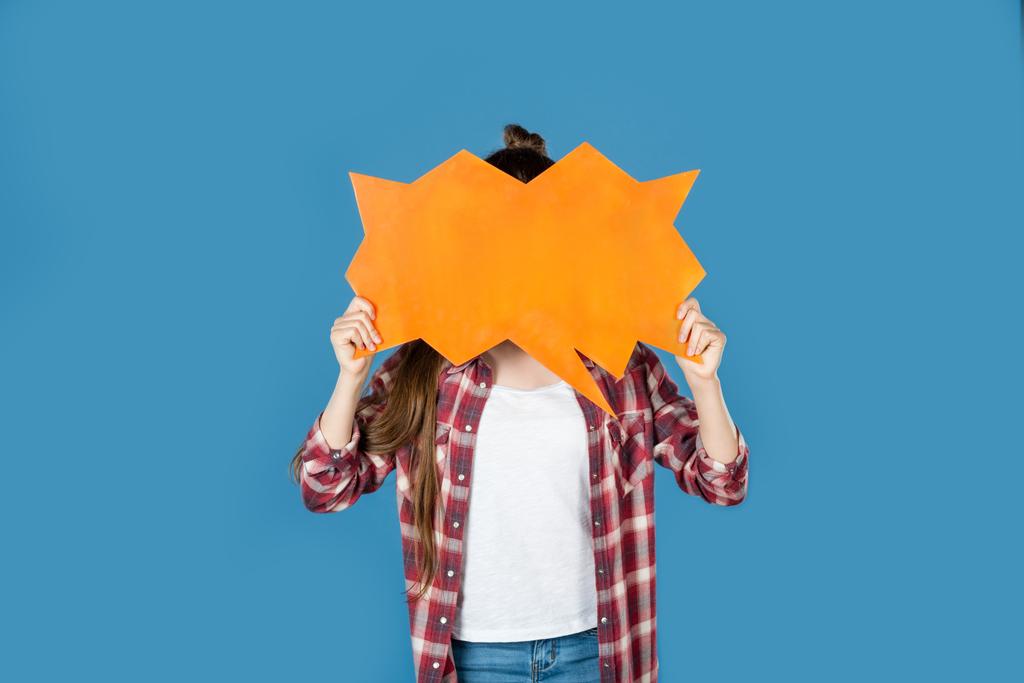дівчина покриває обличчя мовною бульбашкою
 - Фото, зображення