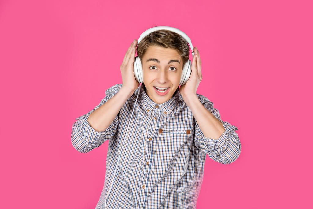 niño escuchando música con auriculares
 - Foto, Imagen