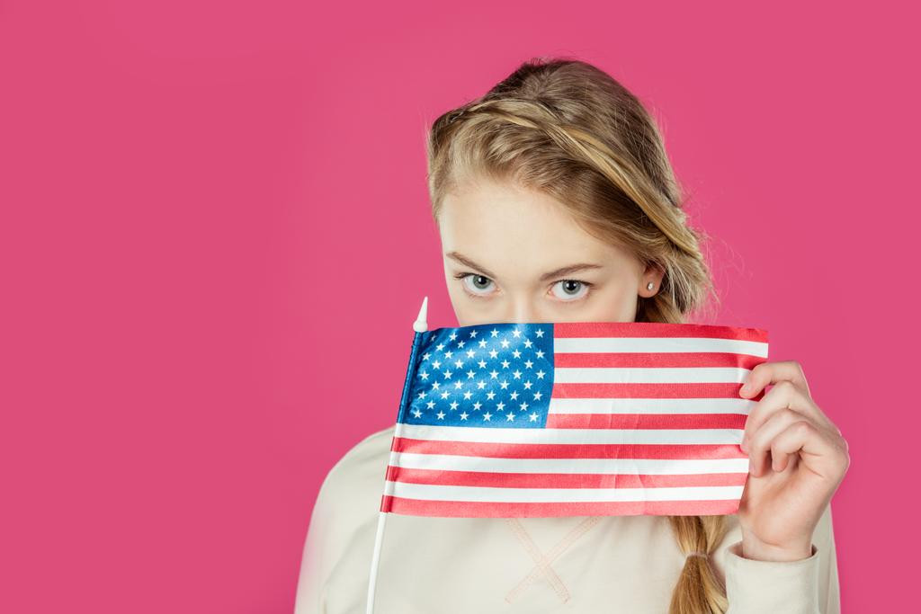 アメリカの国旗と顔を覆っている女の子 - 写真・画像