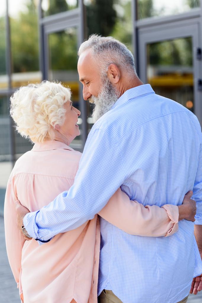 Seniorpaar umarmt sich - Foto, Bild