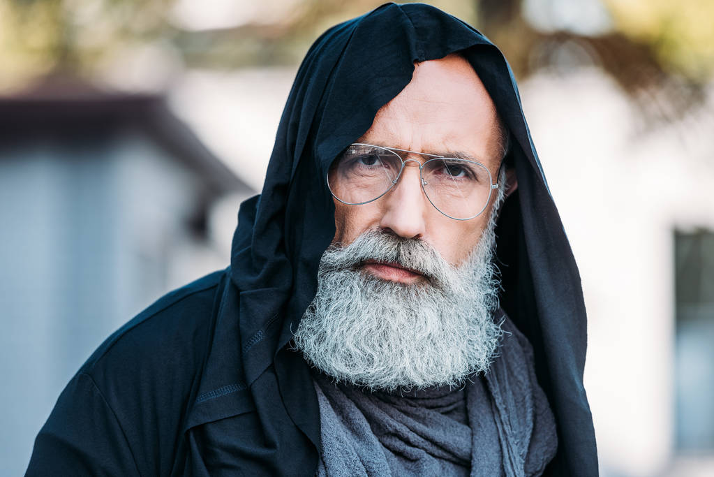 uomo più anziano alla moda su strada
 - Foto, immagini