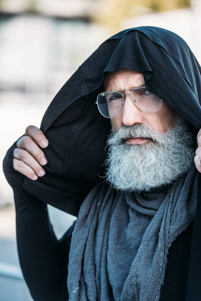 Модный пожилой человек на улице
 - Фото, изображение