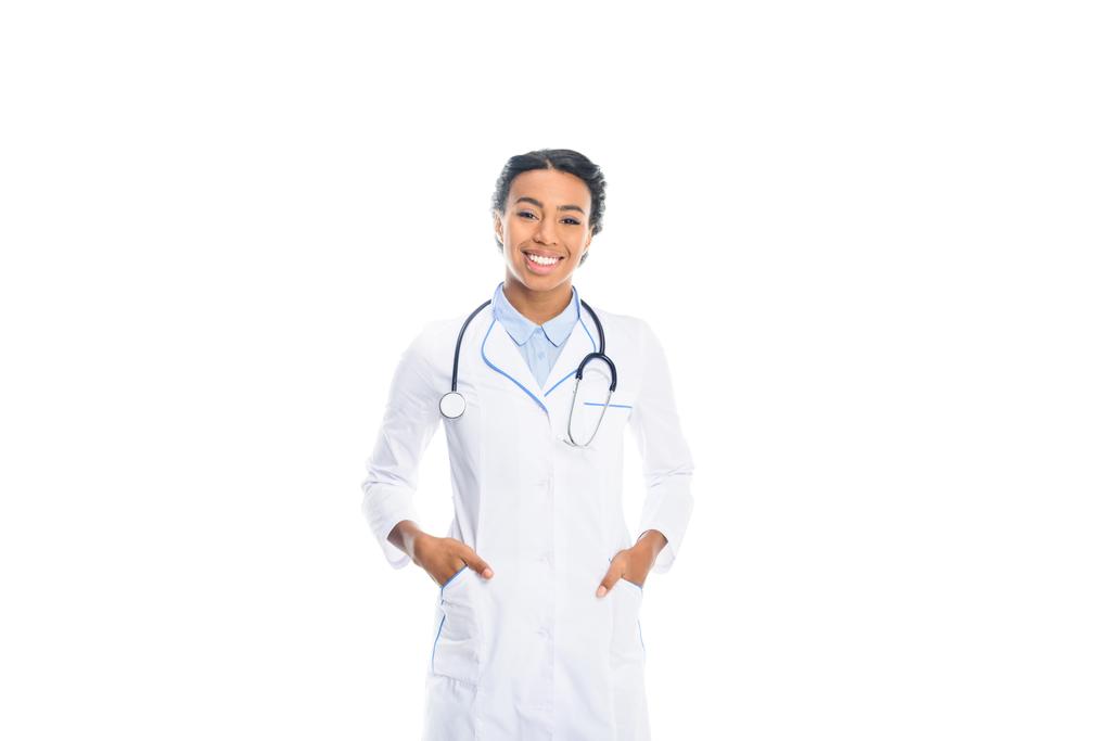 Afrikanisch-amerikanischer Arzt im weißen Kittel - Foto, Bild