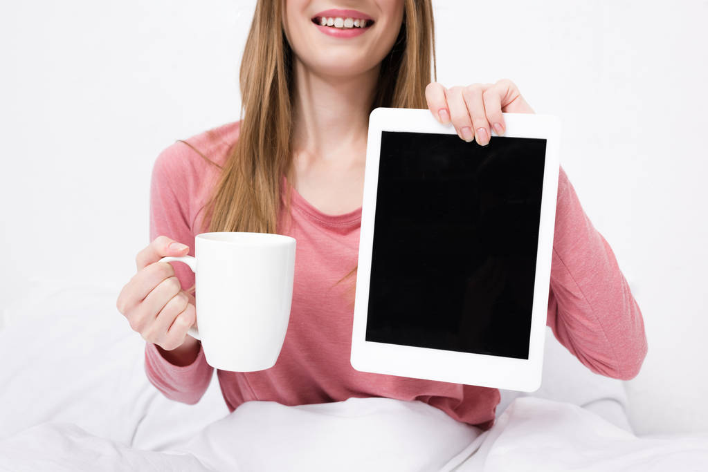 γυναίκα με καφέ και tablet με την κενή οθόνη - Φωτογραφία, εικόνα
