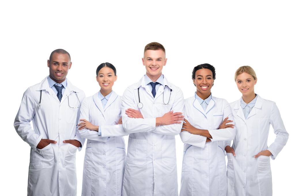 médecins multiethniques aux bras croisés
 - Photo, image