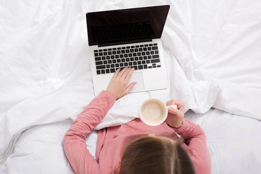 Žena s laptopem v posteli - Fotografie, Obrázek