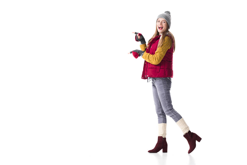 γυναίκα στα χειμωνιάτικα ρούχα δείχνουν κάτι - Φωτογραφία, εικόνα