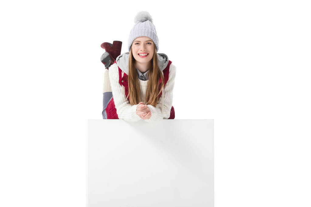 улыбающаяся девушка в зимней одежде
 - Фото, изображение