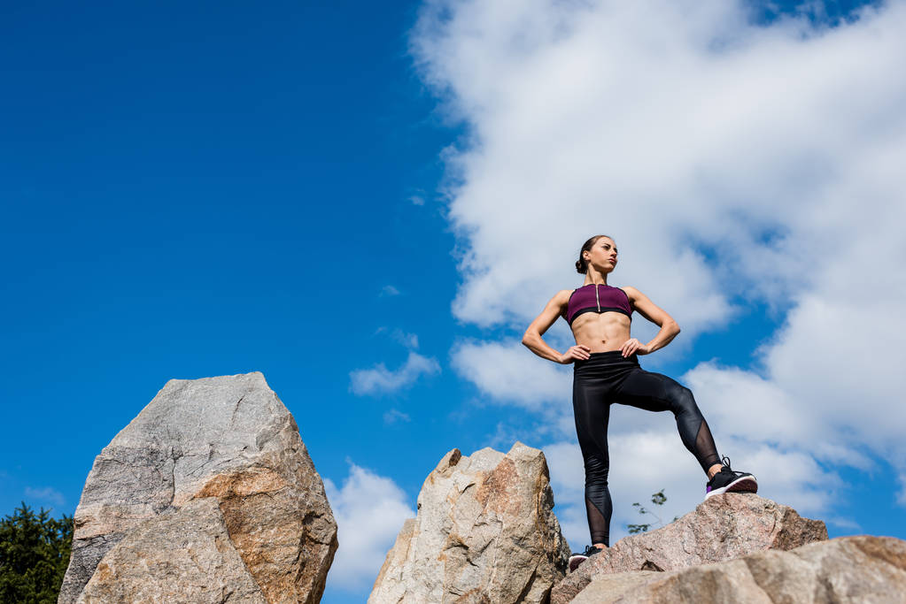 donna atletica in piedi sulle rocce
 - Foto, immagini