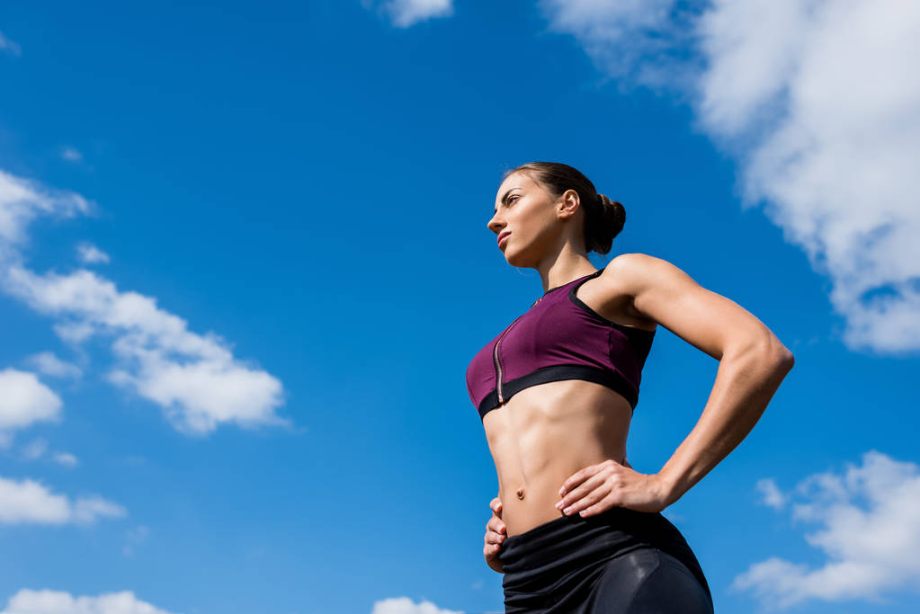 Sportif kadının önünde mavi gökyüzü - Fotoğraf, Görsel