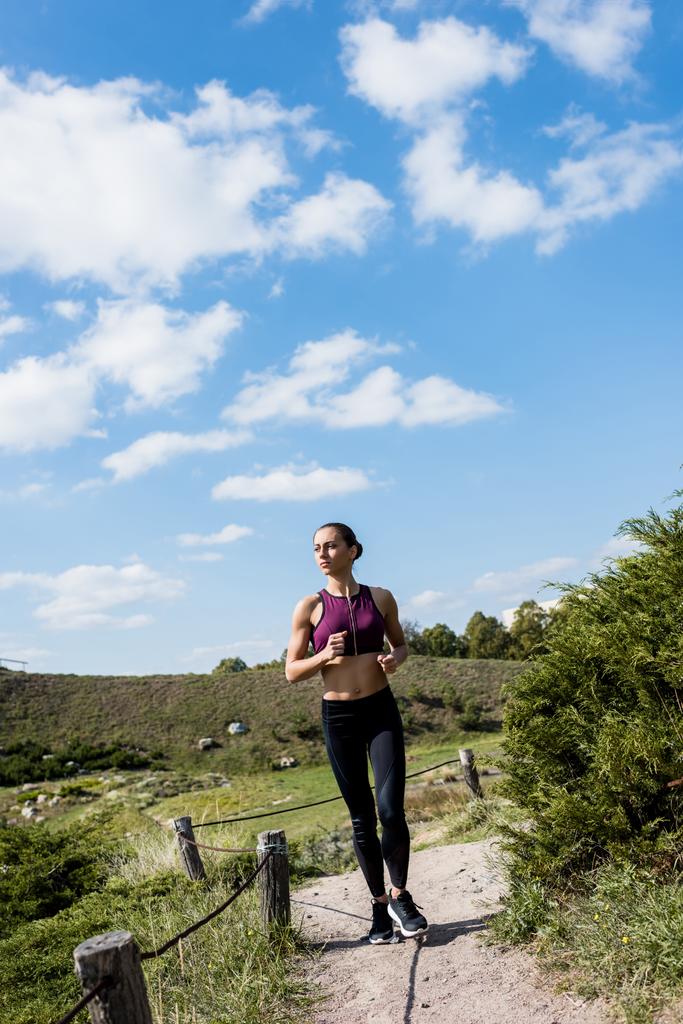 vidéki úton jogging nő - Fotó, kép