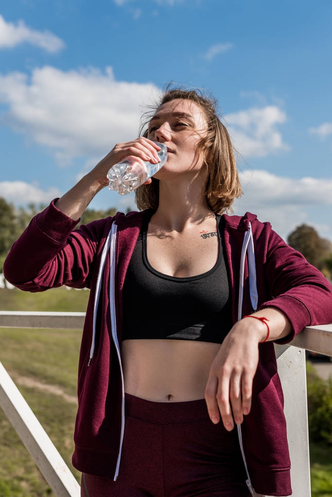 nainen juomavesi harjoittelun jälkeen - Valokuva, kuva